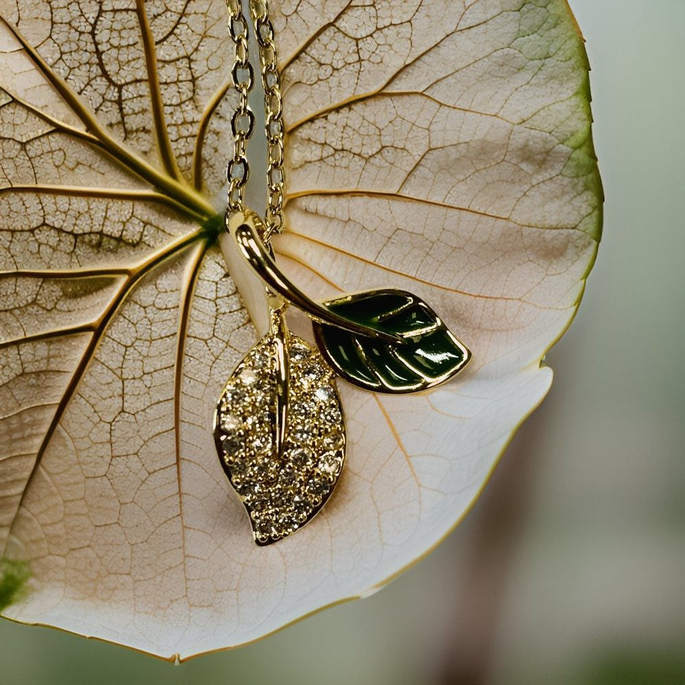 Gold 0.5 ct Zircon Relief Sprout Pendant Necklace - Picture 10 of 17